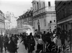 1 lub 3.05.1982, Warszawa.
Starcia demonstrantów z milicją na Starówce.
Fot. Marcin Jabłoński, zbiory Ośrodka KARTA
