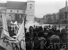 1 lub 3.05.1982, Warszawa.
Starcia demonstrantów z milicją na Starówce.
Fot. Marcin Jabłoński, zbiory Ośrodka KARTA