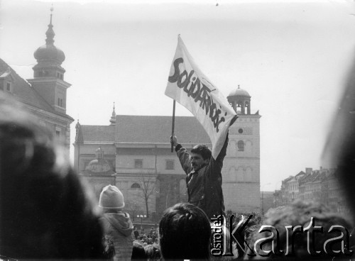 1 lub 3.05.1982, Warszawa.
Demonstracja na Placu Zamkowym.
Fot. Marcin Jabłoński, zbiory Ośrodka KARTA
