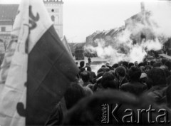1 lub 3.05.1982, Warszawa.
Starcia demonstrantów z milicją na Placu Zamkowym.
Fot. Marcin Jabłoński, zbiory Ośrodka KARTA