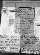 Listopad 1981, Warszawa.
Plakaty na murze budynku Politechniki Warszawskiej podczas strajku studentów.
Fot. Marcin Jabłoński, zbiory Ośrodka KARTA