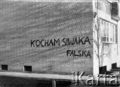 1981, Warszawa.
Napis na murze: 