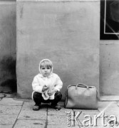 Wrzesień 1971, Lwów, ZSRR.
Dziewczynka z bułką.
Fot. Marcin Jabłoński, zbiory Ośrodka KARTA