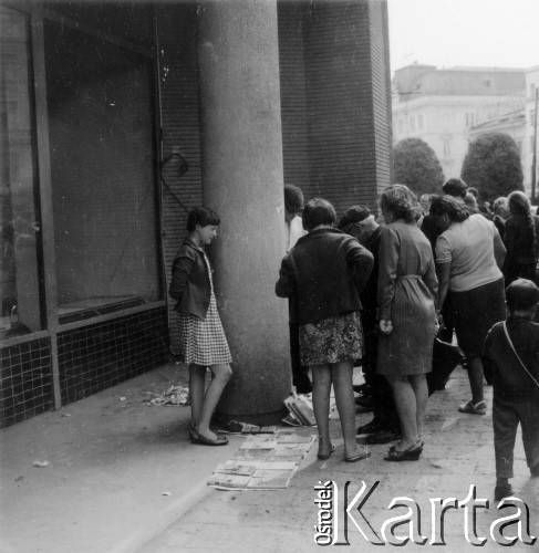 Wrzesień 1971, Lwów, ZSRR.
Uliczna sprzedaż książek.
Fot. Marcin Jabłoński, zbiory Ośrodka KARTA
