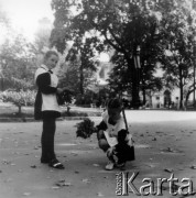 Wrzesień 1971, Lwów, ZSRR.
Dziewczynki zbierające liście w parku.
Fot. Marcin Jabłoński, zbiory Ośrodka KARTA