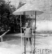 Wrzesień 1971, Lwów, ZSRR.
Dziewczynka na placu zabaw.
Fot. Marcin Jabłoński, zbiory Ośrodka KARTA