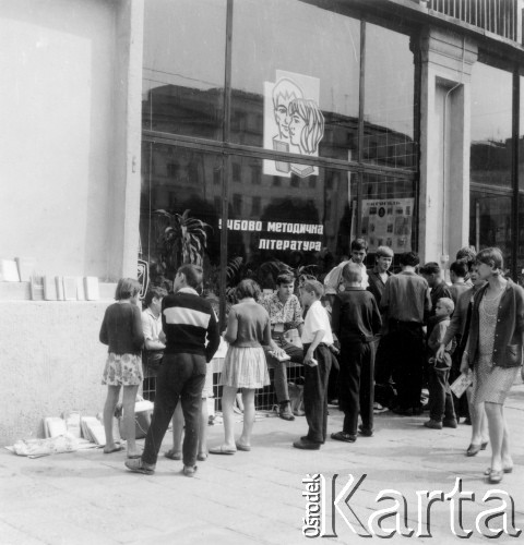 Wrzesień 1971, Lwów, ZSRR.
Uliczni sprzedawcy książek.
Fot. Marcin Jabłoński, zbiory Ośrodka KARTA