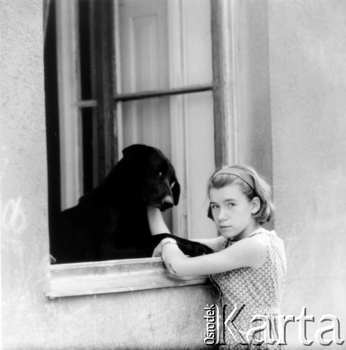 Wrzesień 1971, Lwów, ZSRR.
Dziewczynka z psem.
Fot. Marcin Jabłoński, zbiory Ośrodka KARTA