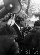 22.05.1987, Warszawa.
Senator Edward Kennedy w kościele św. Stanisława Kostki przy grobie ks. Jerzego Popiełuszki.
Fot. Marcin Jabłoński, zbiory Ośrodka KARTA