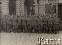 18.05.1935, Kraków, Polska.
Pogrzeb Marszałka Józefa Piłsudskiego, grupa podchorążych z czarnymi opaskami na rękawach. Napis w albumie pod zdjęciem: 