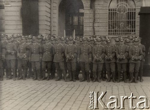 18.05.1935, Kraków, Polska.
Pogrzeb Marszałka Józefa Piłsudskiego, grupa podchorążych z czarnymi opaskami na rękawach. Napis w albumie pod zdjęciem: 