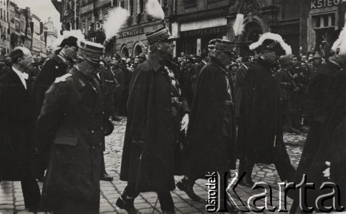 18.05.1935, Kraków, Polska.
Pogrzeb Marszałka Józefa Piłsudskiego - delegacja z Francji maszeruje w kondukcie pogrzebowym. W tle - ludność cywilna oraz krakowskie kamienice. 
Fot. NN, zbiory Ośrodka KARTA, kolekcję zdjęć przekazał Marcin Jabłoński.