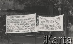 Lata 80-te, Warszawa, Polska.
Transparenty zawieszone na ogrodzeniu żoliborskiej posesji: 