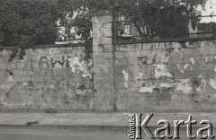 lata 70-te, Warszawa, Polska.
Murowane ogrodzenie przy ulicy Hozjusza na Żoliborzu, na którym zachowała się oryginalna kotwica Armii Krajowej (po prawej stronie) oraz napis: 