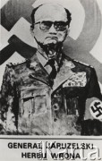 Po 13.12.1980, Polska
Portret Wojciecha Jaruzelskiego w mundurze, na który założona została Swastyka III Rzeszy. W tle widoczny jest sierp i młot z flagi ZSRR. Na dole fotografii napis - 
