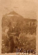 Ok. 1900, Rosja.
Mężczyzna w ogrodzie przed domem.
Fot. NN, zbiory Ośrodka KARTA, kolekcję rodziny Petrulewiczów przekazały Halszka i Wanda Żuromskie