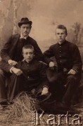 Przed 1900, Rosja.
Witold Petrulewicz w gimnazjalnym mundurku (z prawej) z kolegami.
Fot. NN, zbiory Ośrodka KARTA, kolekcję rodziny Petrulewiczów przekazały Halszka i Wanda Żuromskie