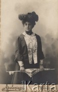 Ok.1900, Warszawa.
Portret młodej kobiety z parasolką. 
Fot. atelier fotograficzne 