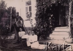 Przed 1914, Rosja.
Portret rodzinny - młodzież przed domem.
Fot. NN, zbiory Ośrodka KARTA, kolekcję rodziny Petrulewiczów przekazały Halszka i Wanda Żuromskie