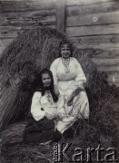 Przed 1914, Rosja.
Sceny z życia wsi - dwie młode dziewczyny na tle stogu siana.
Fot. NN, zbiory Ośrodka KARTA, kolekcję rodziny Petrulewiczów przekazały Halszka i Wanda Żuromskie