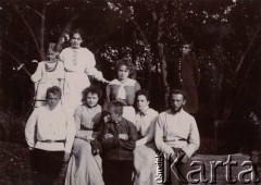 Po 1900, Rosja.
Grupa osób na tle drzew.
Fot. NN, zbiory Ośrodka KARTA, kolekcję rodziny Petrulewiczów przekazały Halszka i Wanda Żuromskie