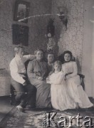 Po 1900, Rosja.
Grupa osób w salonie, w środku siedzi Joanna ze Szpilewskich Petrulewiczowa, obok córka Eugenia. 
Fot. NN, zbiory Ośrodka KARTA, kolekcję rodziny Petrulewiczów przekazały Halszka i Wanda Żuromskie