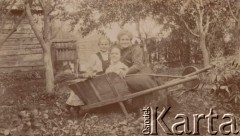 Przed 1914, Rosja.
Eugenia Petrulewicz, NN i Zofia Petrulewicz podczas prac w ogrodzie.
Fot. NN, zbiory Ośrodka KARTA, kolekcję rodziny Petrulewiczów przekazały Halszka i Wanda Żuromskie