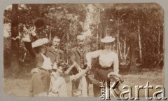Po 1900, Rosja.
Grupa przyjaciół podczas spaceru w lesie, z prawej na dole Zofia Petrulewicz.
Fot. NN, zbiory Ośrodka KARTA, kolekcję rodziny Petrulewiczów przekazały Halszka i Wanda Żuromskie