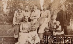 Przed 1914, Rosja.
Portret rodzinny, grupa osób na tle drzew, dwie kobiety trzymają wachlarze.
Fot. NN, zbiory Ośrodka KARTA, kolekcję rodziny Petrulewiczów przekazały Halszka i Wanda Żuromskie