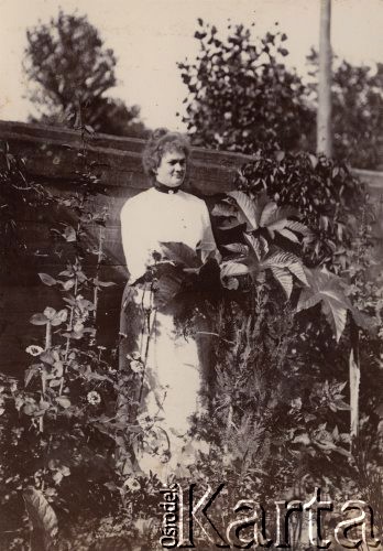 Po 1900, Rosja.
Zofia Petrulewicz w ogrodzie.
Fot. NN, zbiory Ośrodka KARTA, kolekcję rodziny Petrulewiczów przekazały Halszka i Wanda Żuromskie