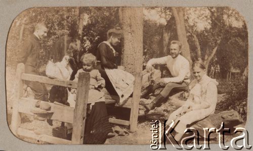 Przed 1914, Rosja.
Grupa młodzieży i dzieci w lesie.
Fot. NN, zbiory Ośrodka KARTA, kolekcję rodziny Petrulewiczów przekazały Halszka i Wanda Żuromskie