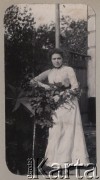 1900-1905, Rosja.
Portret młodej kobiety w ogrodzie.
Fot. NN, zbiory Ośrodka KARTA, kolekcję rodziny Petrulewiczów przekazały Halszka i Wanda Żuromskie
