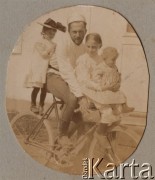 Przed 1914, Rosja.
Mężczyzna z dziećmi na rowerze.
Fot. NN, zbiory Ośrodka KARTA, kolekcję rodziny Petrulewiczów przekazały Halszka i Wanda Żuromskie