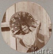 Przed 1914, Rosja.
Młoda kobieta z wachlarzem.
Fot. NN, zbiory Ośrodka KARTA, kolekcję rodziny Petrulewiczów przekazały Halszka i Wanda Żuromskie