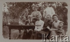 Przed 1914, Rosja.
Grupa osób w ogrodzie, za stołem druga od prawej siedzi Joanna Petrulewiczowa, z tyłu stoją jej córki Eugenia i Zofia.
Fot. NN, zbiory Ośrodka KARTA, kolekcję rodziny Petrulewiczów udostępniły Halszka i Wanda Żuromskie
