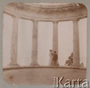 Przed 1914, Odessa, Rosja.
Kobieta w białej sukni i mężczyzna pod kolumnadą.
Fot. NN, zbiory Ośrodka KARTA, kolekcję rodziny Petrulewiczów udostępniły Halszka i Wanda Żuromskie