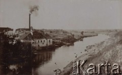 Przed 1914, Rosja.
Fabryka nad rzeką, dymiące kominy.
Fot. NN, zbiory Ośrodka KARTA, kolekcję rodziny Petrulewiczów udostępniły Halszka i Wanda Żuromskie