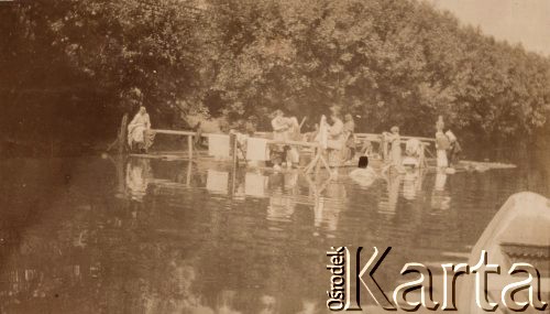 1905, brak miejsca, Rosja.
Pomost nad rzeką, kobiety piorące ubrania.
Fot. NN, zbiory Ośrodka KARTA, kolekcję rodziny Petrulewiczów udostępniły Halszka i Wanda Żuromskie

