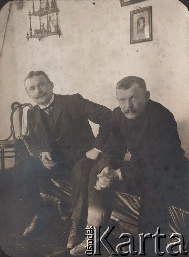 1908, Miropol, Wołyń, Rosja.
Z lewej siedzi doktor Witold Petrulewicz.
Fot. NN, zbiory Ośrodka KARTA, kolekcję rodziny Petrulewiczów udostepniły Halszka i Wanda Żuromskie.

