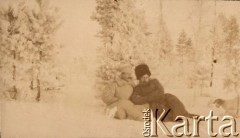 1905, Mandżuria.
Wojna rosyjsko-japońska, dwaj żołnierze rosyjscy siedzący obok ośnieżonej choinki.
Fot. NN, zbiory Ośrodka KARTA, kolekcję rodziny Petrulewiczów udostepniły Halszka i Wanda Żuromskie
