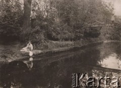 Przed 1914, brak miejsca.
Kobiety nad rzeczką, siedzi Olga Giżycka (później Petrulewiczowa). W oddali, na mostku stoi dziewczynka.
Fot. NN, zbiory Ośrodka KARTA, kolekcję rodziny Petrulewiczów przekazały Halszka i Wanda Żuromskie

