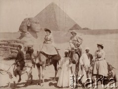 Przed 1914, Egipt.
Turyści na wielbłądach, w tle Sfinks i piramida Cheopsa.
Fot. NN, zbiory Ośrodka KARTA, kolekcję rodziny Petrulewiczów przekazały Halszka i Wanda Żuromskie
