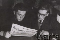 1940-1944, Radzyń Podlaski, woj. Lublin, Polska.
Kazimierz Petrulewicz (z prawej) z kolegą czytający niemiecką gazetę 