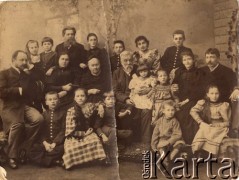 Ok. 1894, Sołohobówka, Rosja.
Rodzina Kobylańskich-Bogusławlewiczów - portret rodzinny. Podpis na odwrocie zdjęcia: 