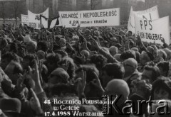 17.04.1988, Warszawa, Polska.
45 rocznica powstania w getcie warszawskim. Uczestnicy obchodó pokazują 