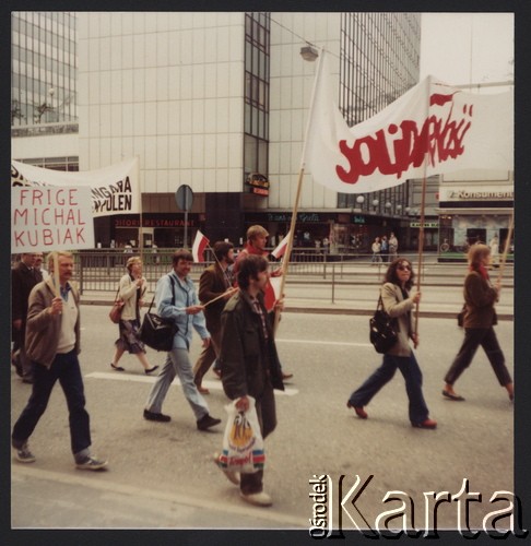 1.05.1983, Sztokholm, Szwecja.
 Pochód 1-majowy. Transparent 