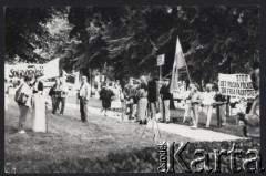 Sierpień 1983/1984, Sztokholm, Szwecja. 
 Demonstracja pod ambasadą polską przy ulicy Karlavägen w rocznicę podpisania porozumień sierpniowych.
 Fot. Katarzyna Sławska, zbiory Ośrodka KARTA, udostępniła Katarzyna Sławska 
   
