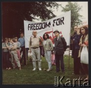 31.08.1985, Sztokholm, Szwecja.
 Pikieta pod ambasadą polską w rocznicę podpisania porozumień sierpniowych. Na zdjęciu: w kapeluszu Norbert Żaba, przedstawiciel 