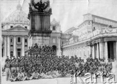 1945-1946, Rzym, Włochy.
Żołnierze 2 Korpusu Polskiego obok obelisku na Placu św. Piotra, w tle bazylika.
Fot. NN, zbiory Ośrodka KARTA, udostępniła Bożena Wertkmann.