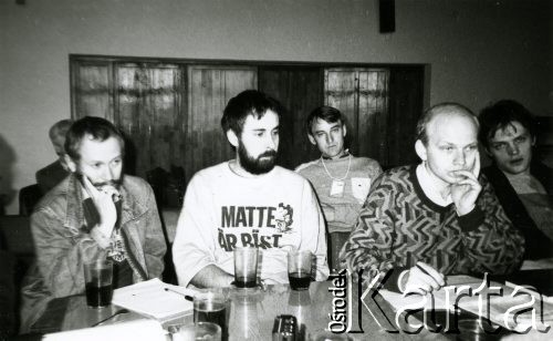 22-23.04.1989, Stalowa Wola, Polska.
I Krajowy Zjazd Prasy Niezależnej NSZZ „Solidarność”. Gazetę Podlaską wydawaną w Regionie Mazowsze reprezentował Tomasz Olko. Pierwszy od lewej siedzi Michał Boni. 
Fot. Tomasz Olko, zbiory Ośrodka KARTA, przekazał Tomasz Olko 
